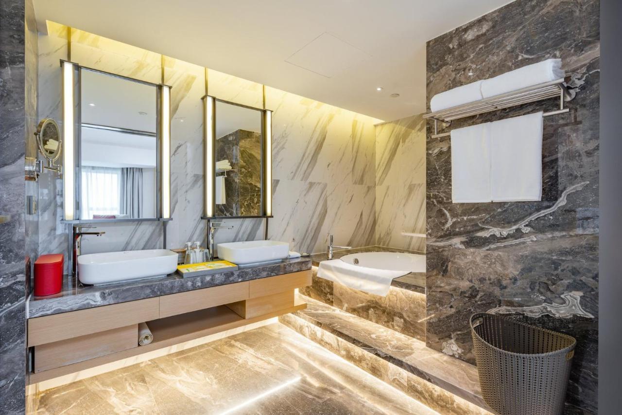 Holiday Inn Shanghai Huaxia By Ihg - Overlooking City Scenery At Sky View Restaurant Exteriör bild