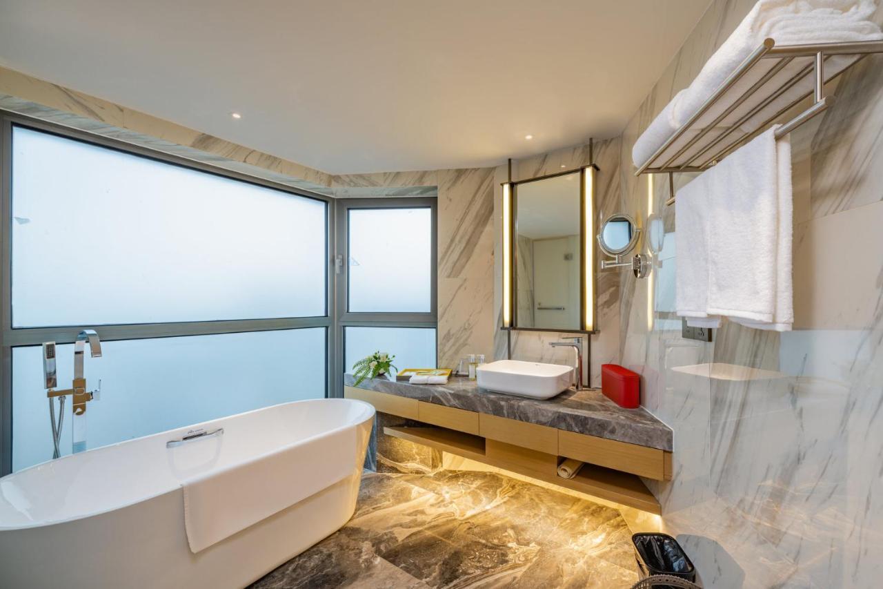 Holiday Inn Shanghai Huaxia By Ihg - Overlooking City Scenery At Sky View Restaurant Exteriör bild