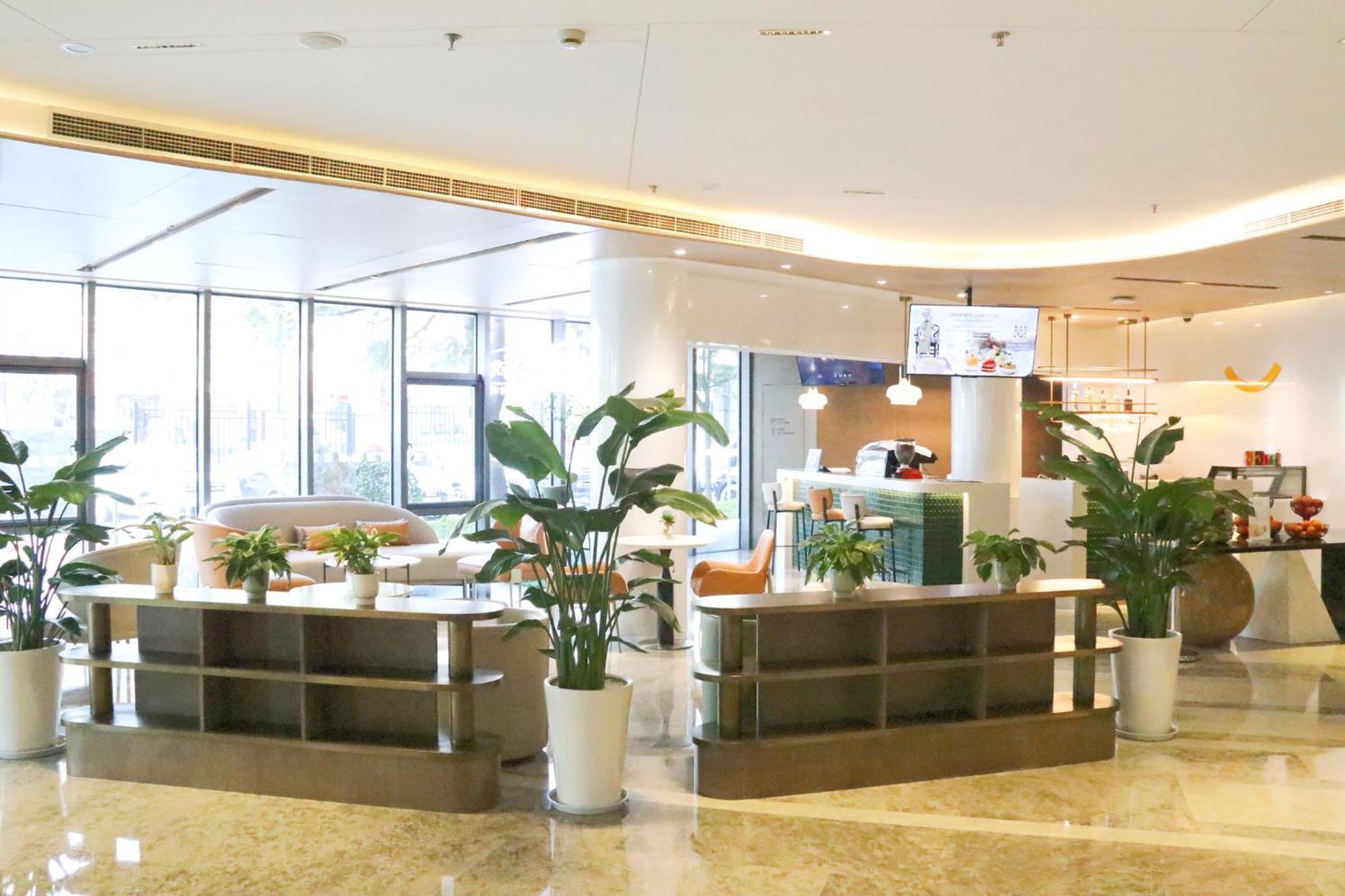 Holiday Inn Shanghai Huaxia By Ihg - Overlooking City Scenery At Sky View Restaurant Exteriör bild