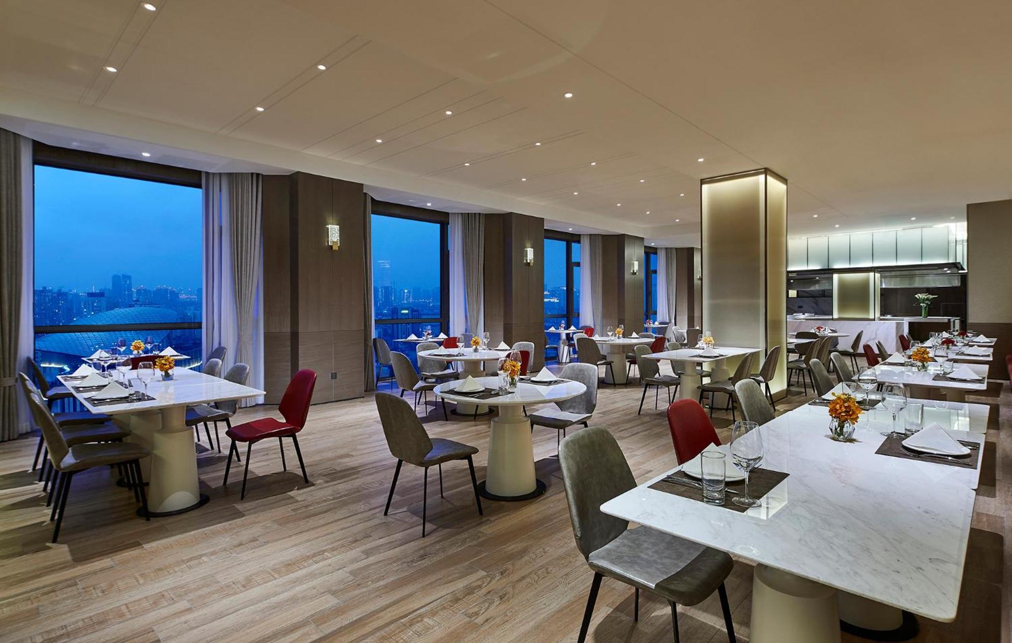 Holiday Inn Shanghai Huaxia By Ihg - Overlooking City Scenery At Sky View Restaurant Exteriör bild
