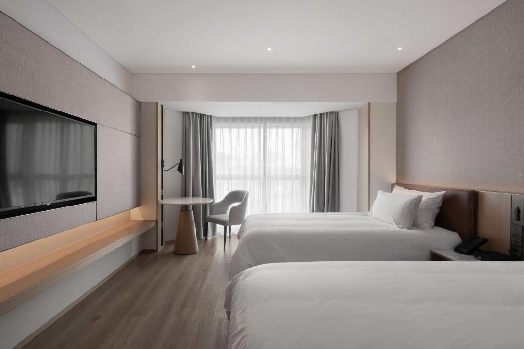 Holiday Inn Shanghai Huaxia By Ihg - Overlooking City Scenery At Sky View Restaurant Exteriör bild