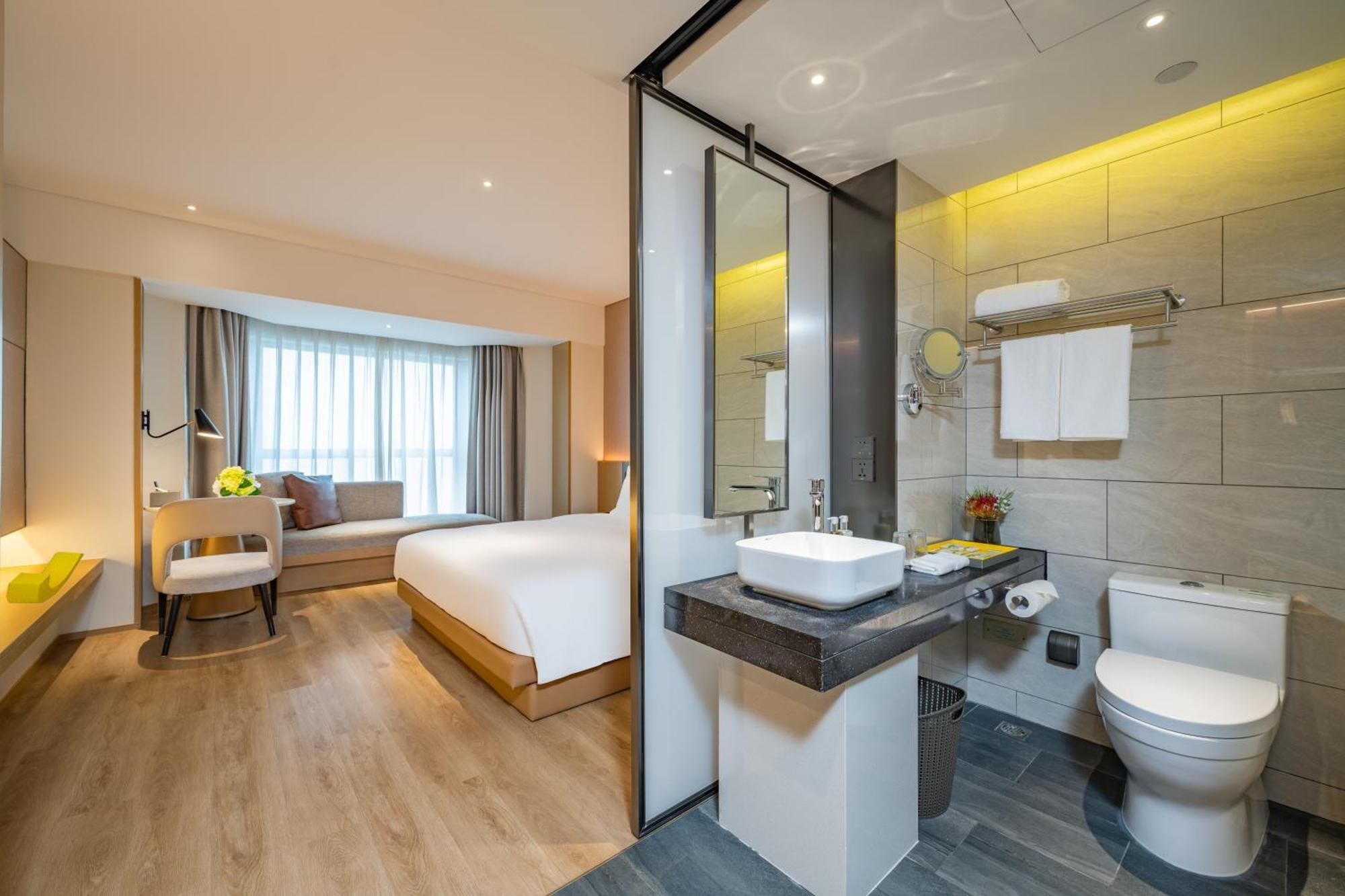 Holiday Inn Shanghai Huaxia By Ihg - Overlooking City Scenery At Sky View Restaurant Exteriör bild
